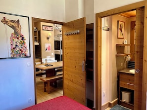 2 habitaciones, tabla de planchar con plancha, cuna de viaje y wifi 