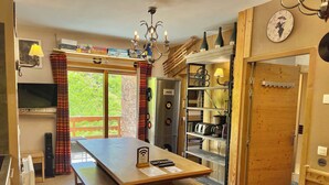 Une cuisine dotée d’un îlot central, de meubles en bois, d’un four encastré et offrant une vue sur l’extérieur.