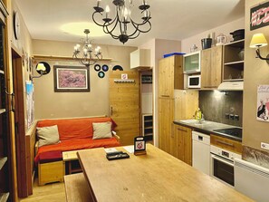 Fridge, microwave, oven, stovetop - Risoul - Apart 200 - Pool/Sauna - WIFI - Fully equipped - Foot of slopes (Risoul 1850)