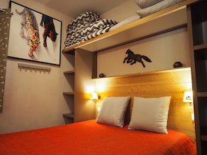 2 slaapkamers, een strijkplank/strijkijzer, reisbedje, wifi