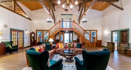 Historic Old Massanutten Lodge. Hot Tub! close to JMU and Massanutten Resort!