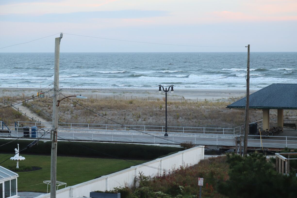 Perto da praia, espreguiçadeiras, toalhas de praia 
