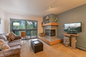 TV - Lagoon Royal Townhome: Mountain Views Meet Modern Comforts (Frisco)