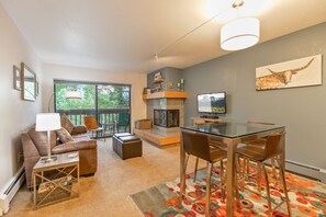 TV - Lagoon Royal Townhome: Mountain Views Meet Modern Comforts (Frisco)