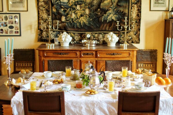 Se sirven cenas y cocina francesa