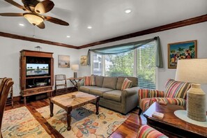 Fernseher, DVD-Player, Tischtennisplatte, Drucker