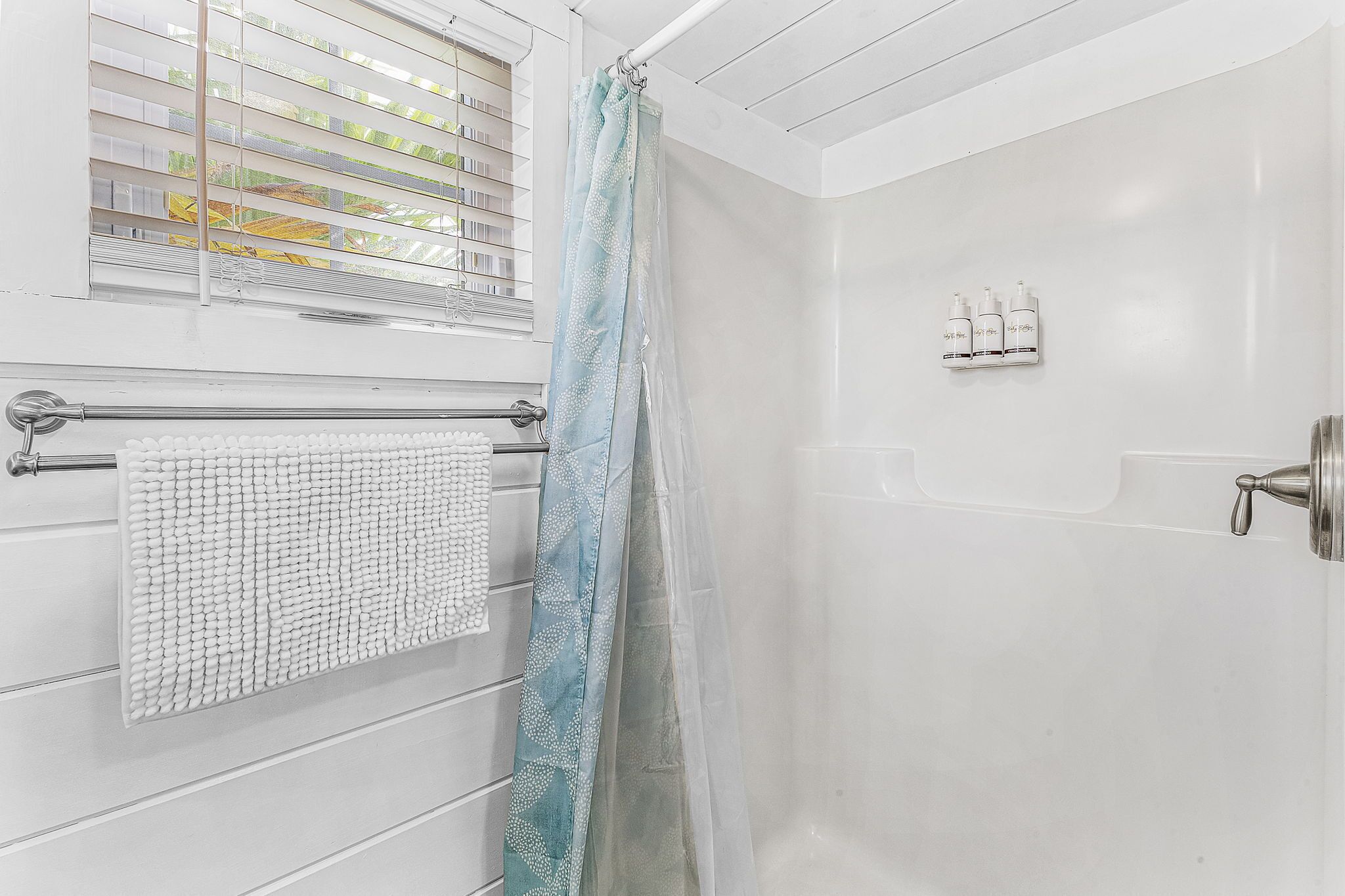 Margarita Tiny Home | Bathroom | Shower, towels