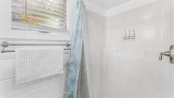 Habitación doble (Margarita Tiny) | Baño | Regadera y toallas