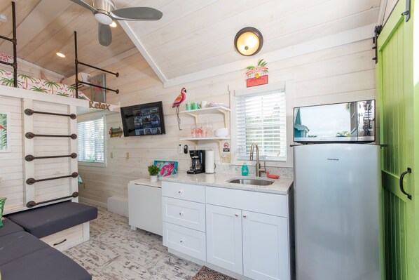 Flamingo Tiny Home | Individually decorated, individually furnished, soundproofing, free WiFi - Matlacha Tiny Village (Matlacha)