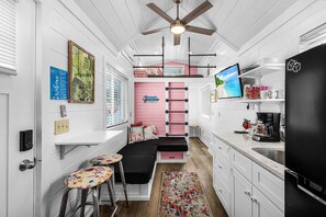 Flamingo Tiny Home | Individually decorated, individually furnished, soundproofing, free WiFi - Matlacha Tiny Village (Matlacha)