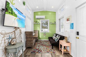 Chambre double (Margarita Tiny) | Aire de séjour | Téléviseur à écran plat de 50 po avec télévision numérique