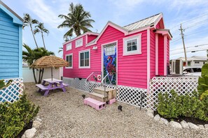 Flamingo Tiny Home | Individually decorated, individually furnished, soundproofing, free WiFi - Matlacha Tiny Village (Matlacha)