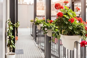 A balcony with potted plants and flowers. - Scuto Home (Catania)