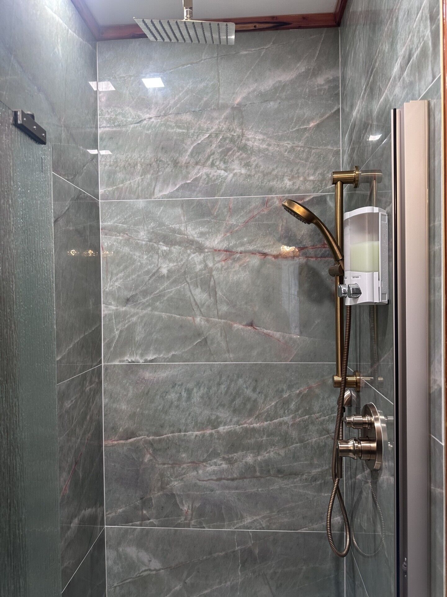 Chambre Double Standard, 1 grand lit, non-fumeurs | Douche de la salle de bain