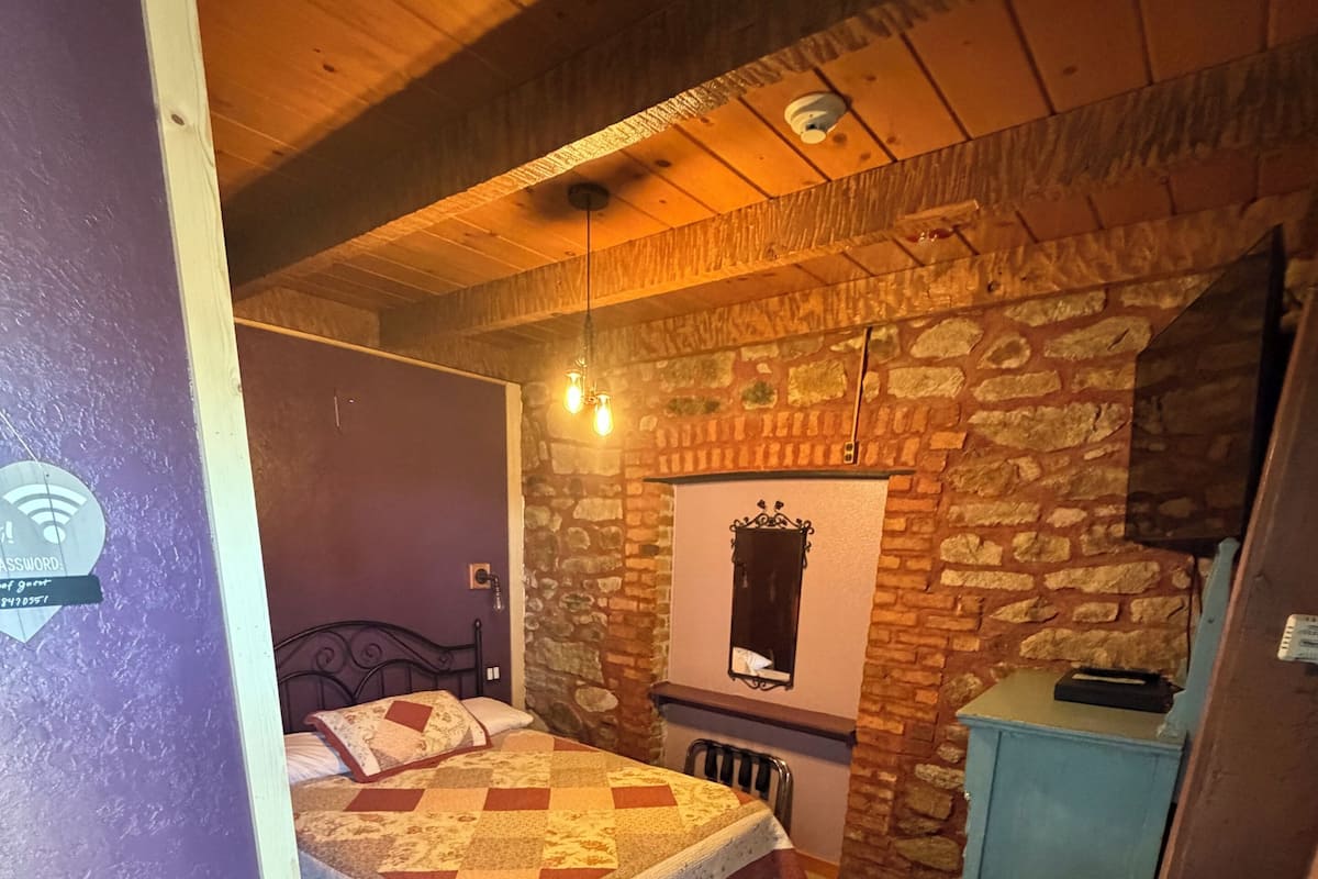 Habitación doble clásica, 1 cama Queen size, para no fumadores | Sábanas de algodón egipcio y ropa de cama de alta calidad