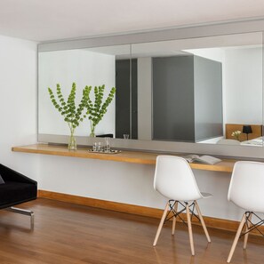 Frigobar, cofres nos quartos, individualmente decorados