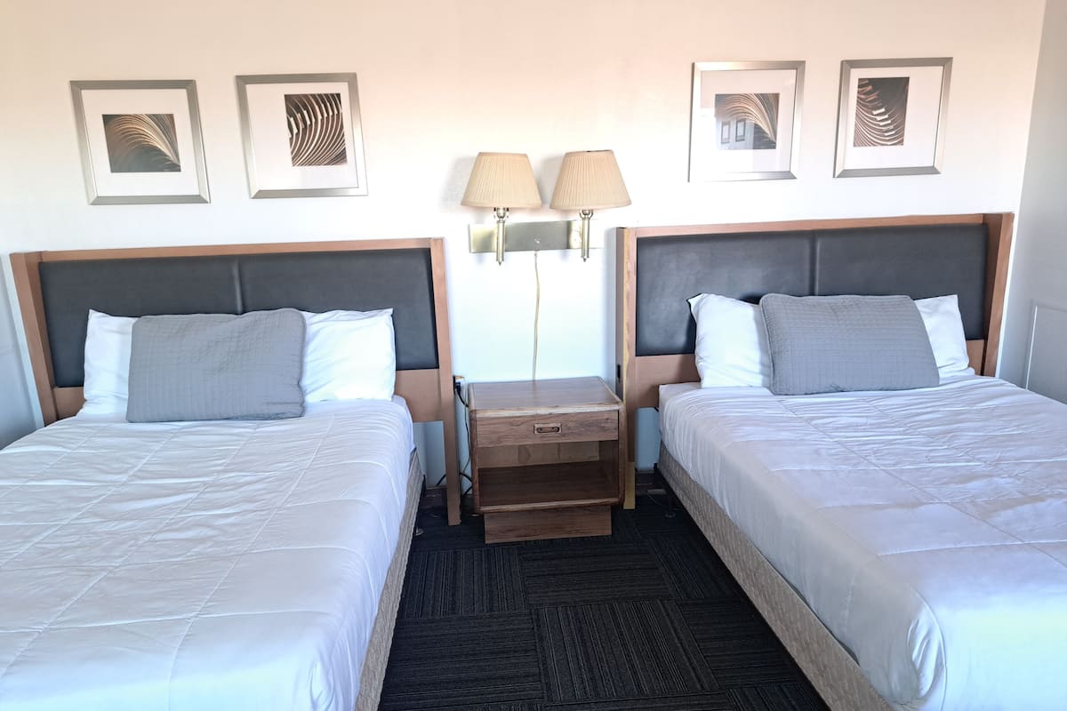 Decoración personalizada, muebles diferentes, escritorio y wifi gratis