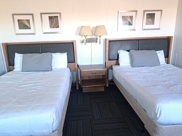 Yksilöllisesti sisustettu, yksilöllisesti kalustettu, työpöytä