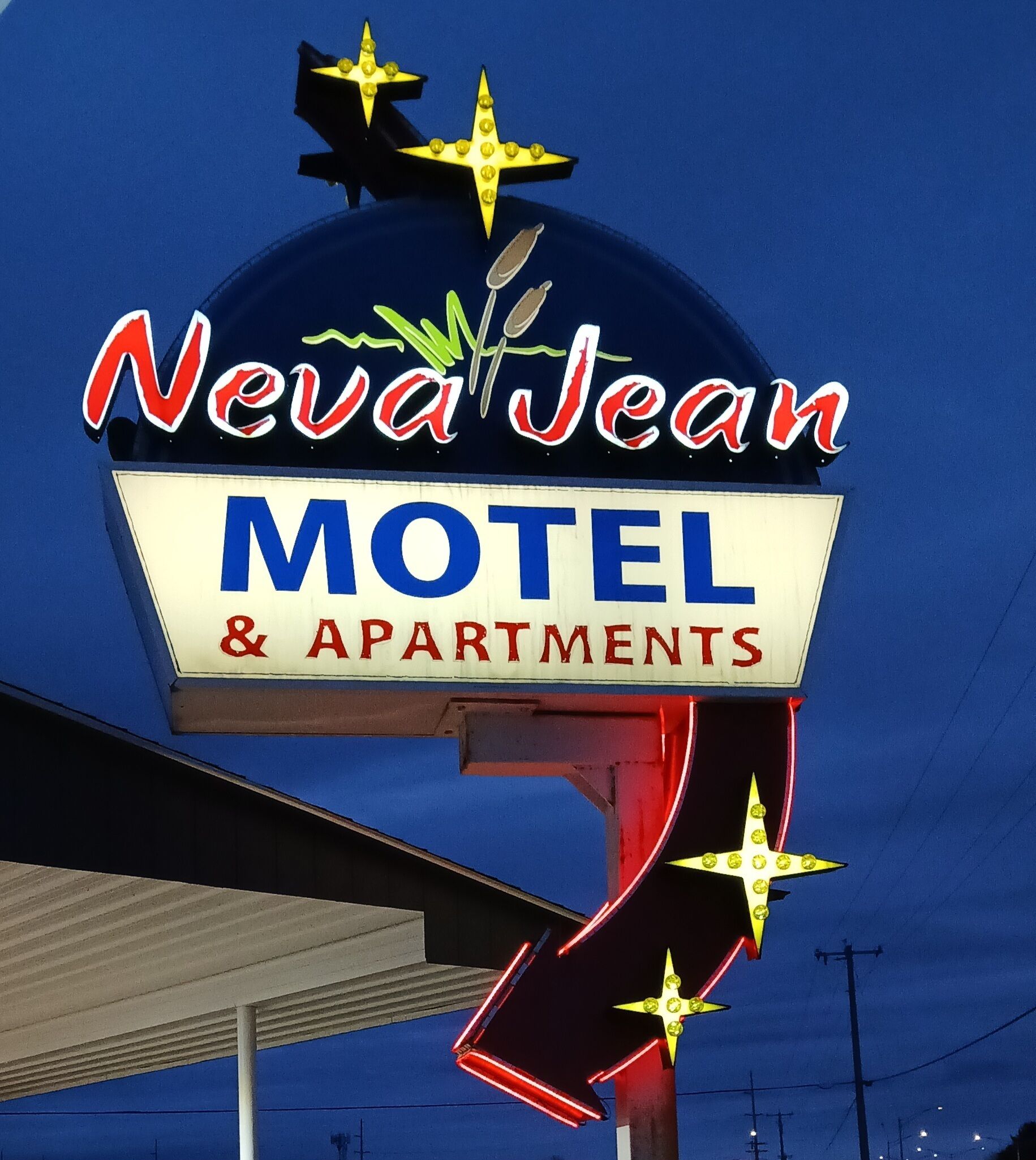 Un letrero de neón del motel y apartamentos 'Nevada Jean' con un diseño de estrella.