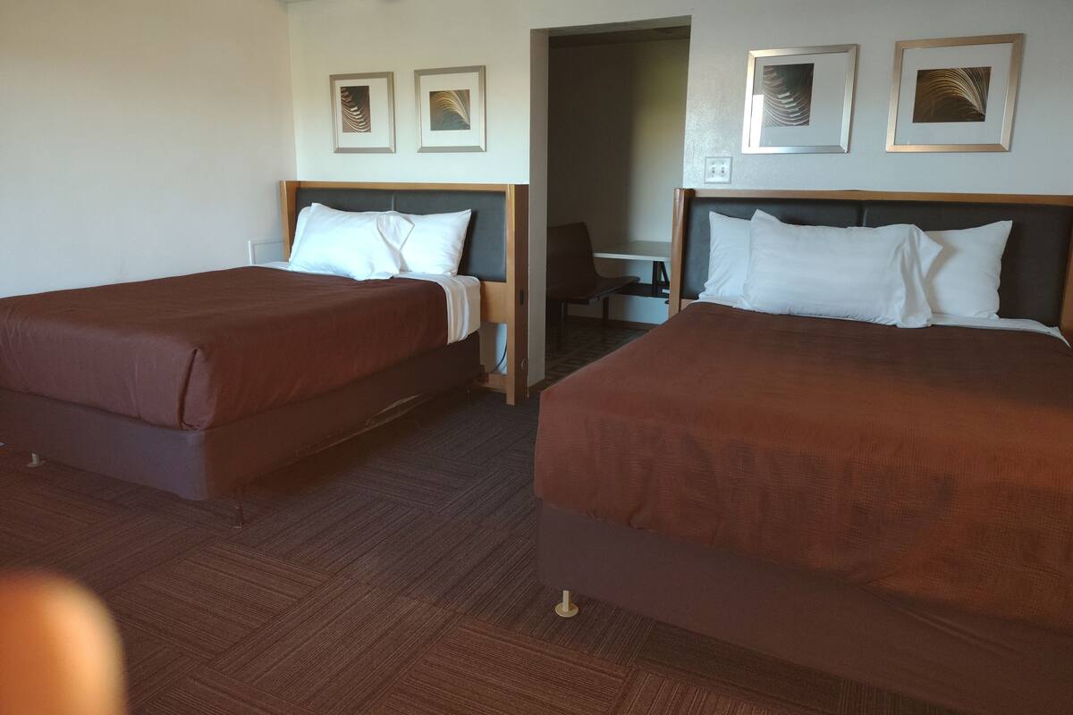 Habitación doble ejecutiva, 2 camas matrimoniales, para no fumadores | Escritorio, espacio para trabajar con laptop y wifi gratis