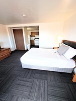 Decoración personalizada, muebles diferentes, escritorio y wifi gratis 