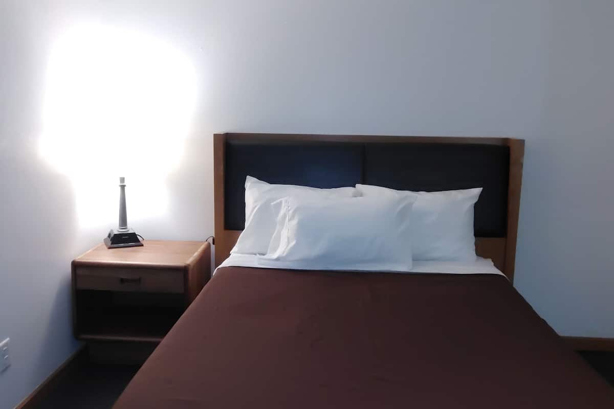 Quarto solteiro executivo, 1 cama de casal, para não fumantes | Individualmente decorados, individualmente mobiliados, escrivaninha