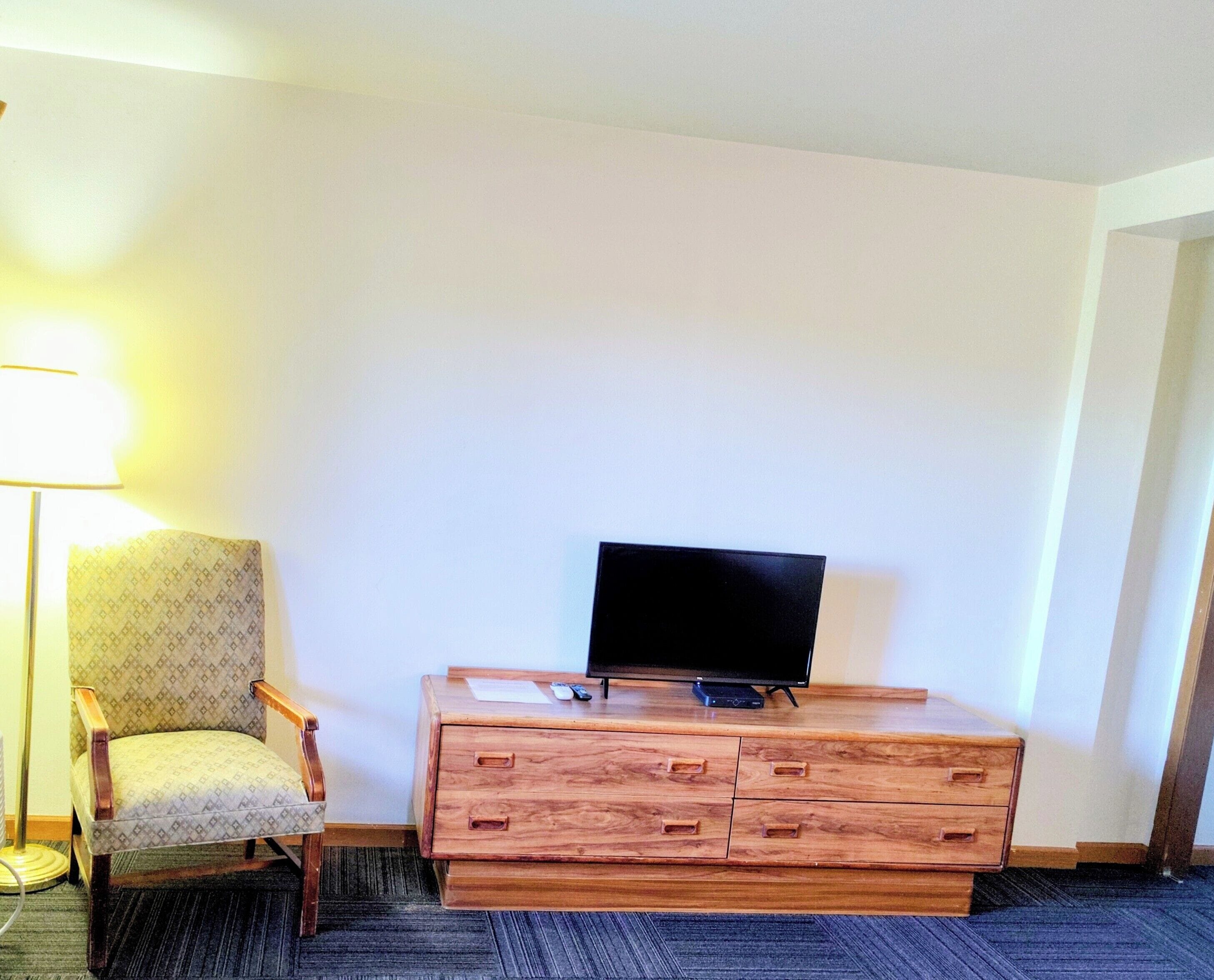 Executive Single Room, 1 Double Bed, Non Smoking | Living area | 20-inch LCD TV with cable channels, TV