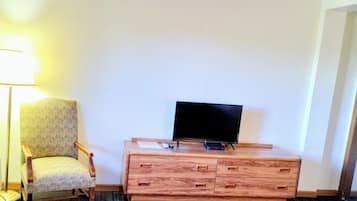 Executive Single Room, 1 Double Bed, Non Smoking | Living area | 20-inch LCD TV with cable channels, TV