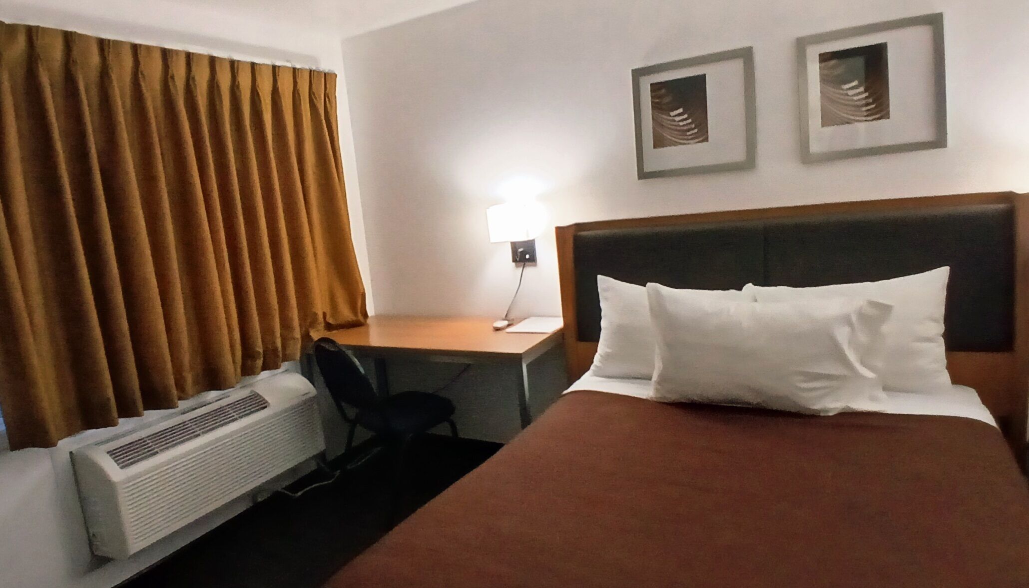 Deluxe Single Room, 1 Double Bed, Non Smoking | Living area | 20-inch LCD TV with cable channels, TV