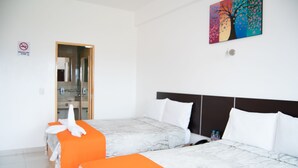 Habitación doble, 2 camas de matrimonio, accesible para personas con discapacidad | Escritorio, tabla de planchar con plancha, wifi gratis y ropa de cama