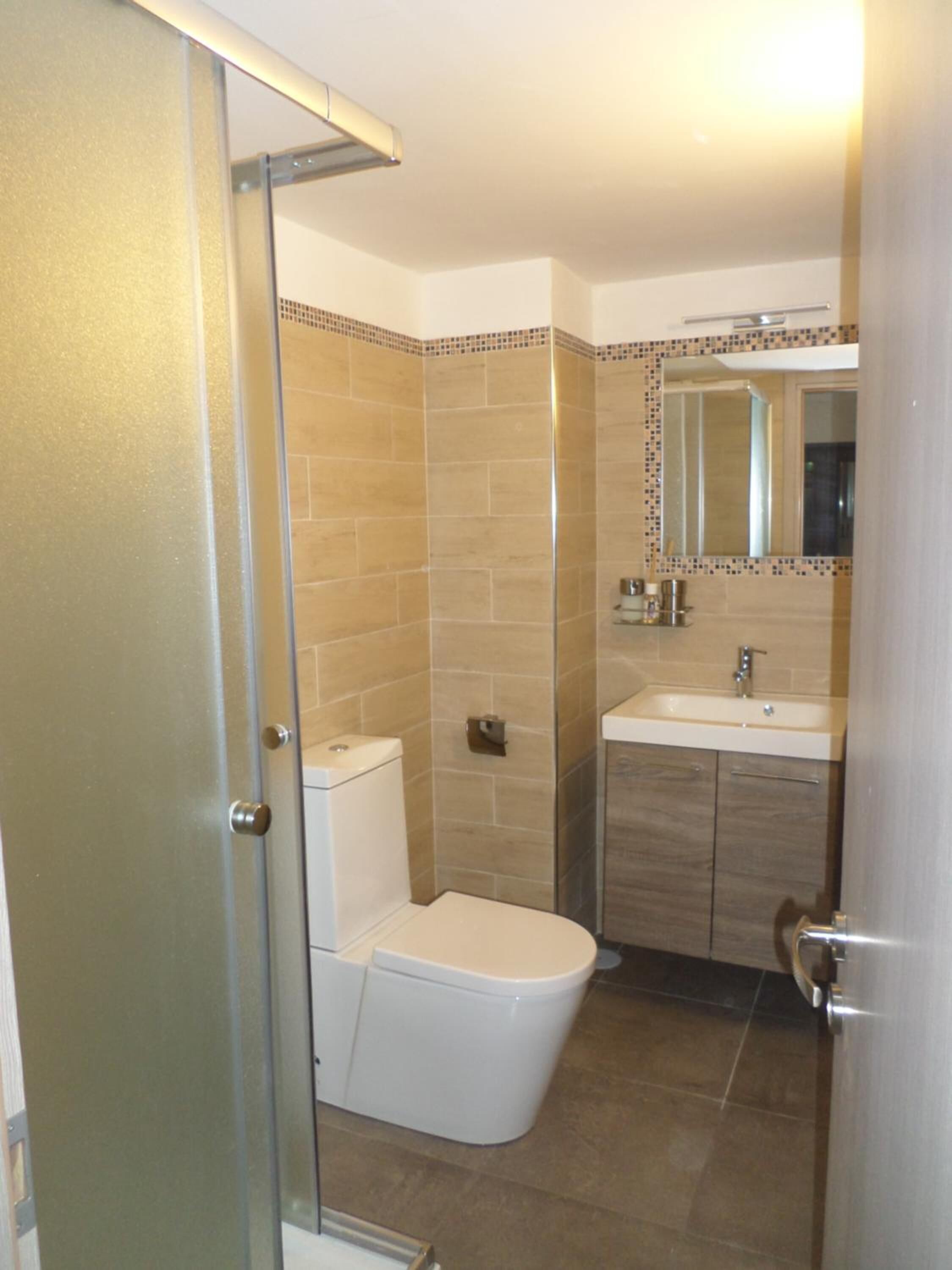Dusche, kostenlose Toilettenartikel, Haartrockner, Handtücher