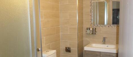 Dusche, kostenlose Toilettenartikel, Haartrockner, Handtücher