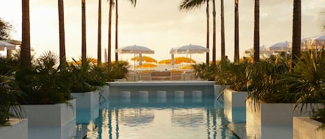 2 piscines extérieures, cabanons gratuits, parasols de plage