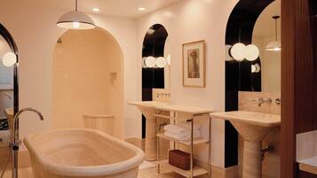 Sviitti, useita sänkyjä | Kylpyhuone | Sadesuihkupää, designer-hygieniatuotteet, hiustenkuivaaja, kylpytakit