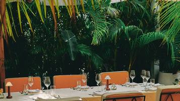 2 restaurants; breakfast, lunch, dinner, and brunch served