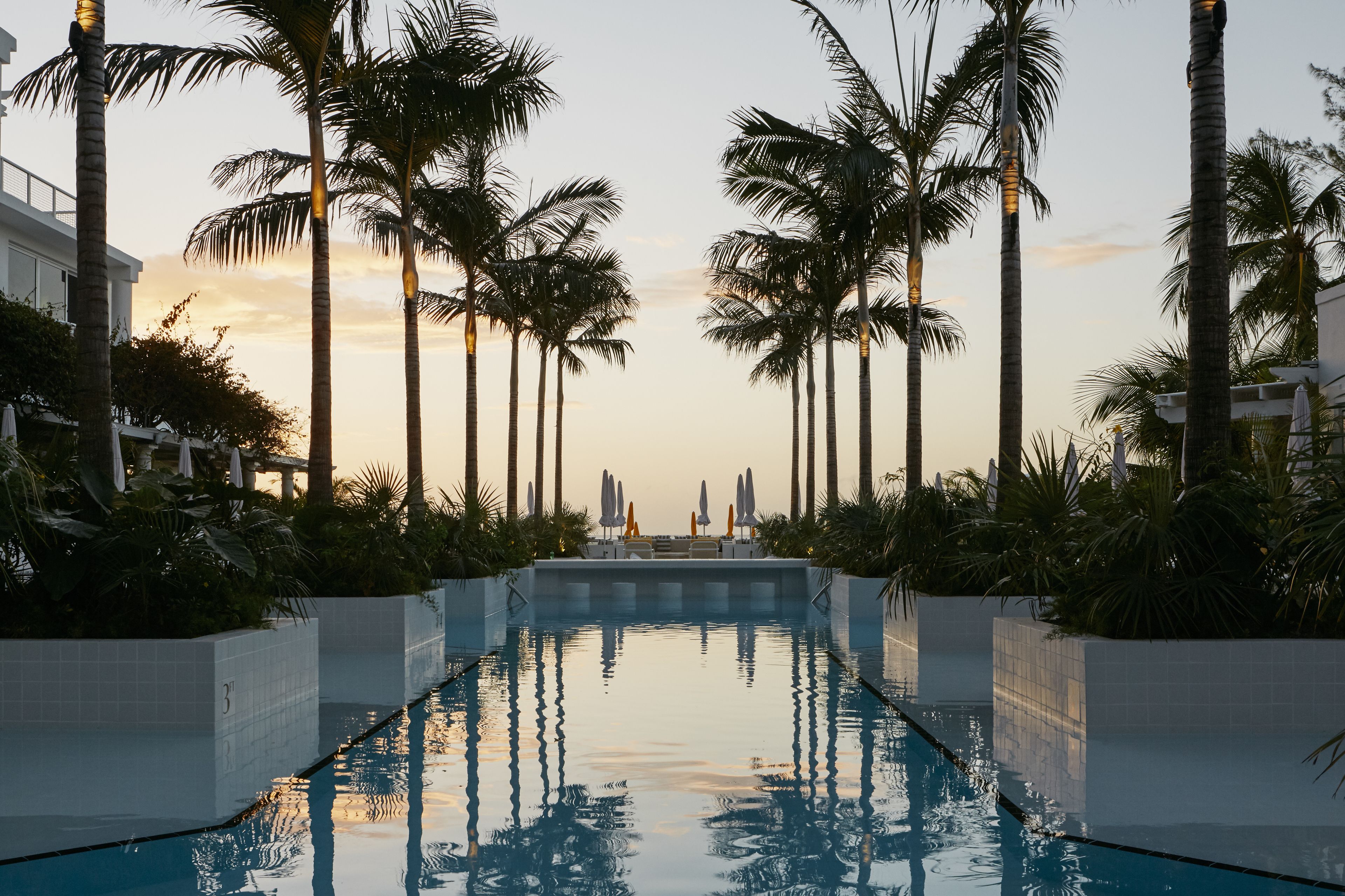 2 piscinas al aire libre, cabañas de piscina gratuitas, sombrillas