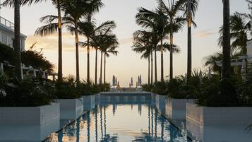 2 ulkouima-allasta, ilmaisia cabañoita, aurinkovarjoja