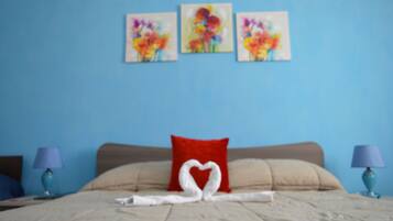 Decoración individual, mobiliario individual, escritorio y wifi gratis