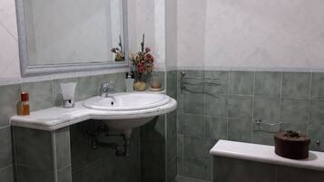 Ducha, artículos de higiene personal gratuitos, secador de pelo y bidé