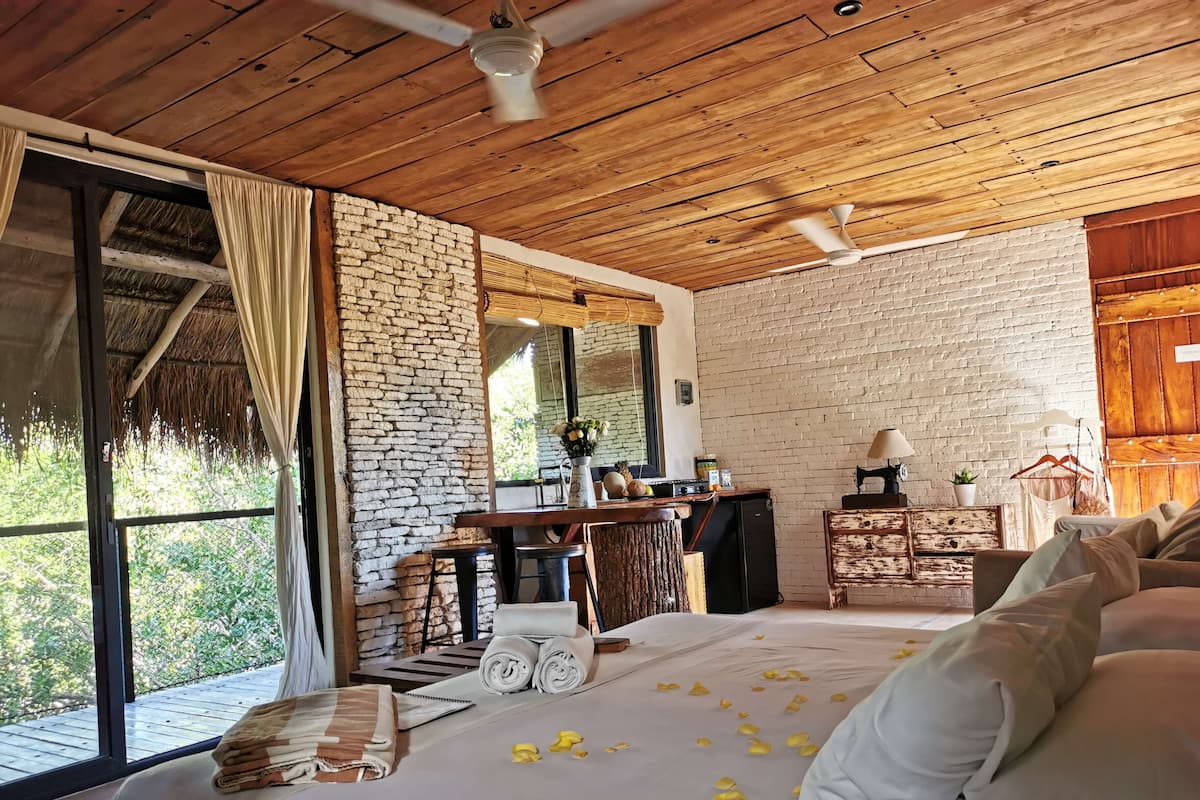 Nº 3 BOHO BEACH STUDIO A/C, WI FI, KITCHENETTE, BALCONY | Bettwäsche aus ägyptischer Baumwolle, hochwertige Bettwaren, Zimmersafe