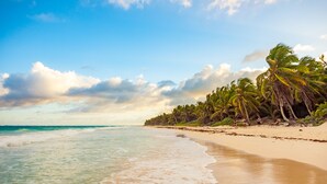 Private beach nearby, white sand, beach cabanas, sun-loungers - Suites Tulum (Tulum)