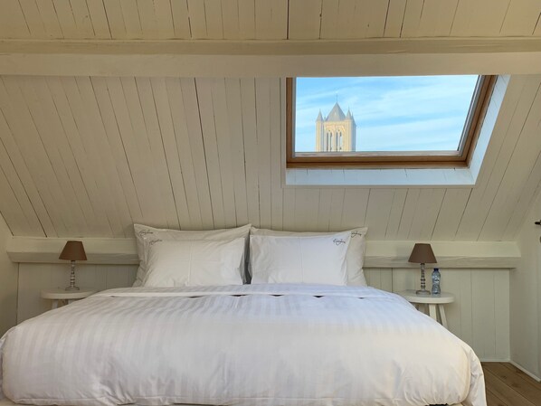 Room, 1 King Bed, Non Smoking, City View | City view