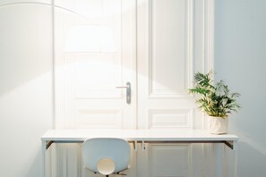 Douche, articles de toilette gratuits, sèche-cheveux