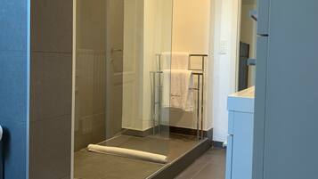 Suite, 1 King Bed, Non Smoking | Bathroom shower
