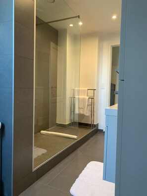 Suite, 1 très grand lit, non-fumeur | Douche de la salle de bain