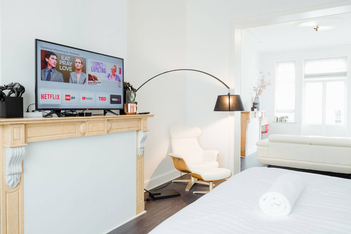 Studio Suite, 1 King Bed, Non Smoking | Living room
