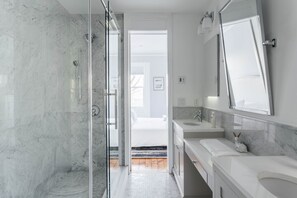 Luxus-Stadtwohnung, Mehrere Betten | Badezimmer | Duschwanne, Komfortbadewanne, kostenlose Toilettenartikel, Haartrockner