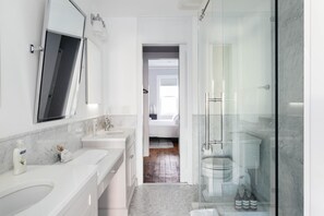 Casa de ciudad de lujo, varias camas | Baño | Tina con regadera, tina profunda, amenidades de baño gratuitas 