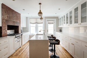 Casa de ciudad de lujo, varias camas | Cocina privada | Refrigerador, microondas, horno y parrilla de estufa 