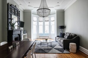 ラグジュアリー タウンホーム ベッド (複数台) | リビング エリア | 42 インチのLED テレビ (ケーブル放送視聴可)、テレビ、Netflix